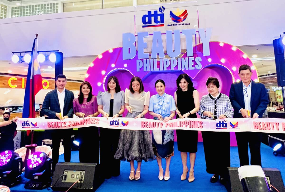 (L-R): SM Supermalls’ Assistant Vice President for Operations Royston Cabunag, Presidential Management Staff Assistant Secretary Michelle Aldeguer, Office of the Special Assistant to the President Assistant Secretary Maria Margarita Chua, Tourism Promotions Board Chief Operating Officer Marga Nograles, DTI Acting Secretary Cristina Roque, Cultural Center of the Philippines (CCP) President Kaye Tinga, DTI-Bureau of Market Development, Promotions, and One Town, One Product (OTOP) Philippines Director Marievic Bonoan, and SM Megamall Assistant Vice President for Operations Ian Mathay